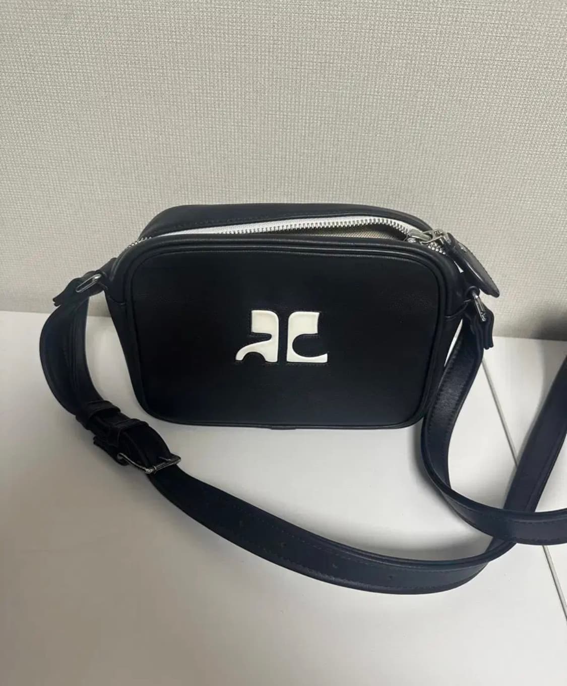 꾸레쥬 로고 패치 크로스백 상품이미지2