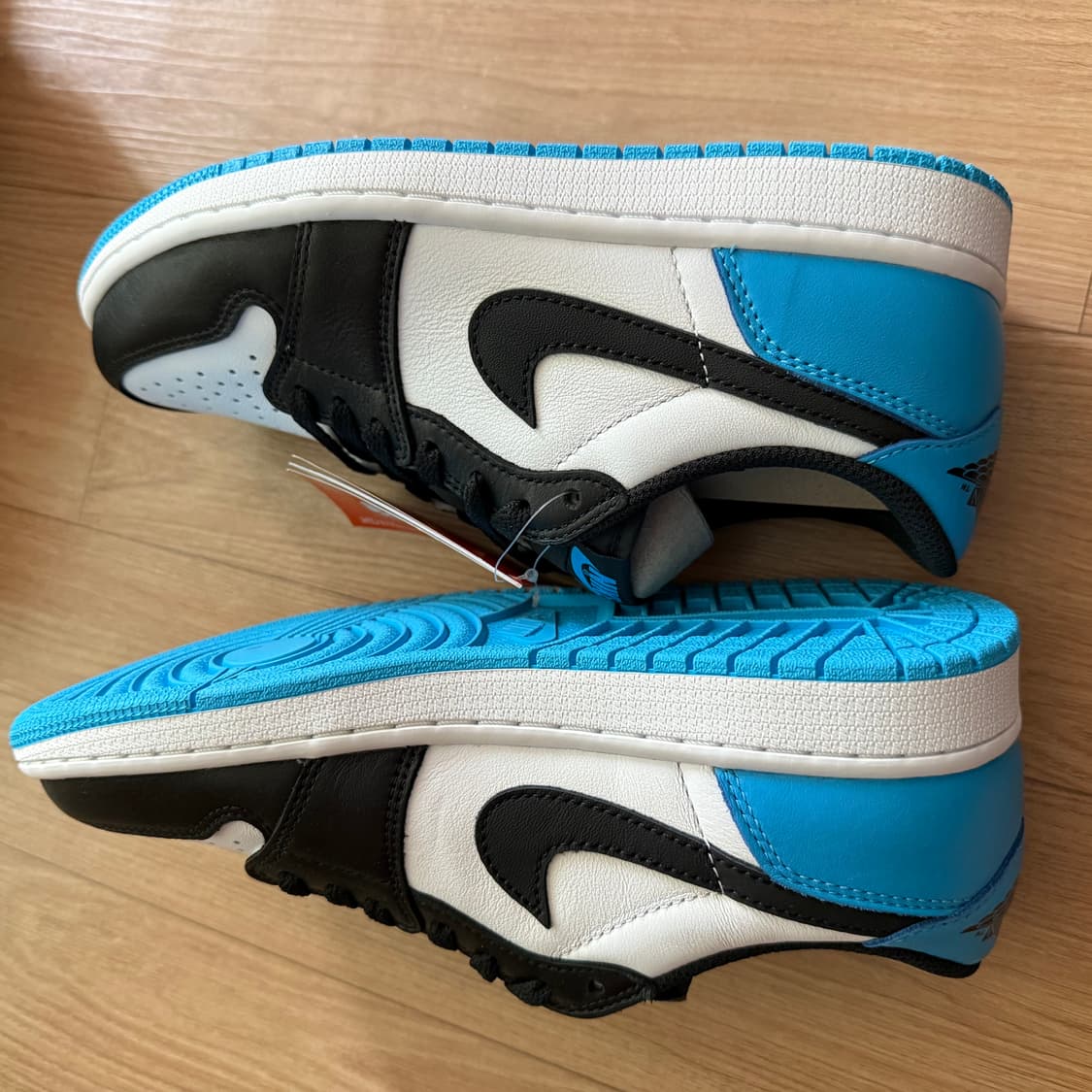 조던 1 레트로 로우 OG 블랙 앤 다크 파우더 블루 상품이미지6