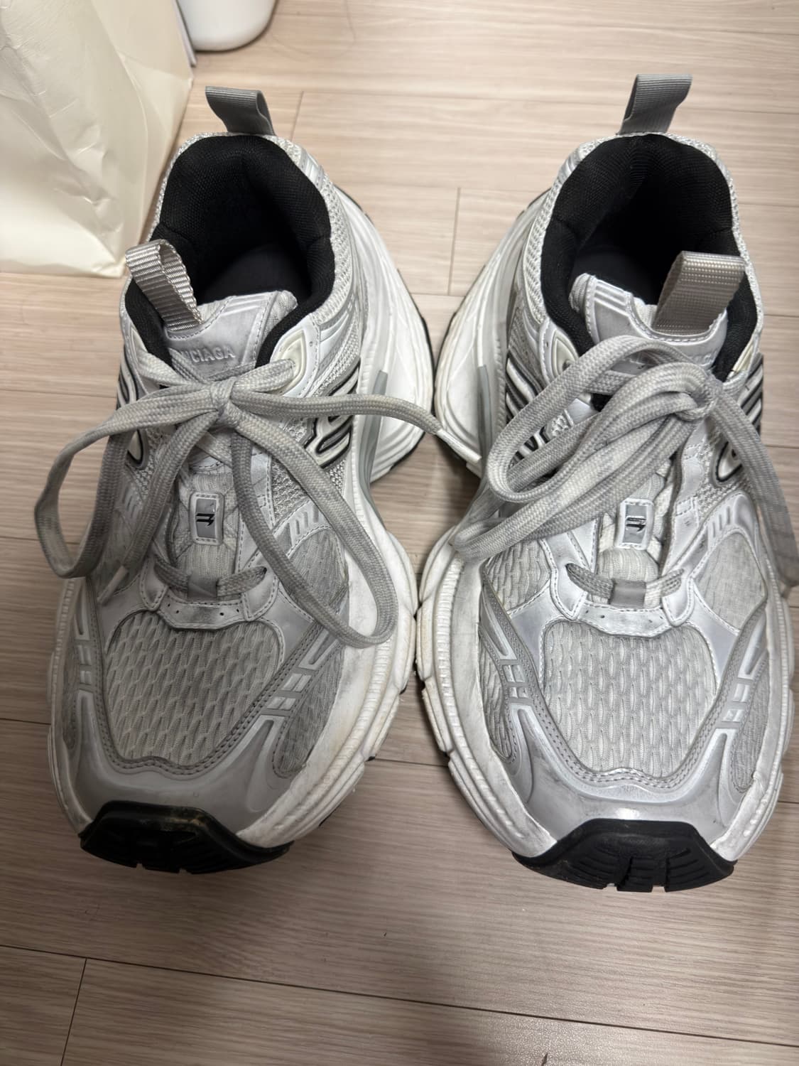 발렌시아가 10XL 스니커즈 화이트 그레이 실버 블랙 상품이미지1