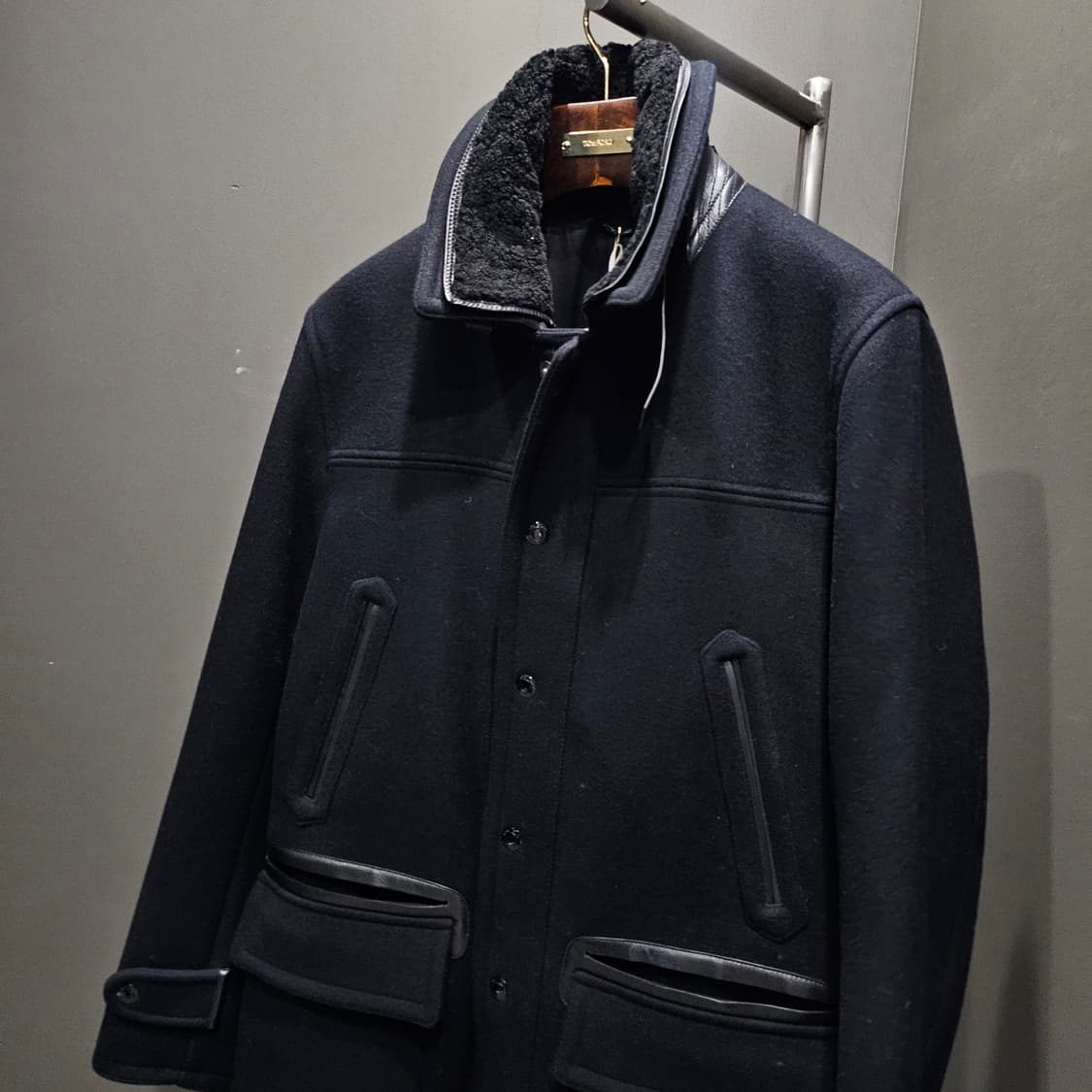 톰포드 쉐어링 레더트리밍 칼라 멜튼 울 드라이빙 신상 코트 상품이미지3