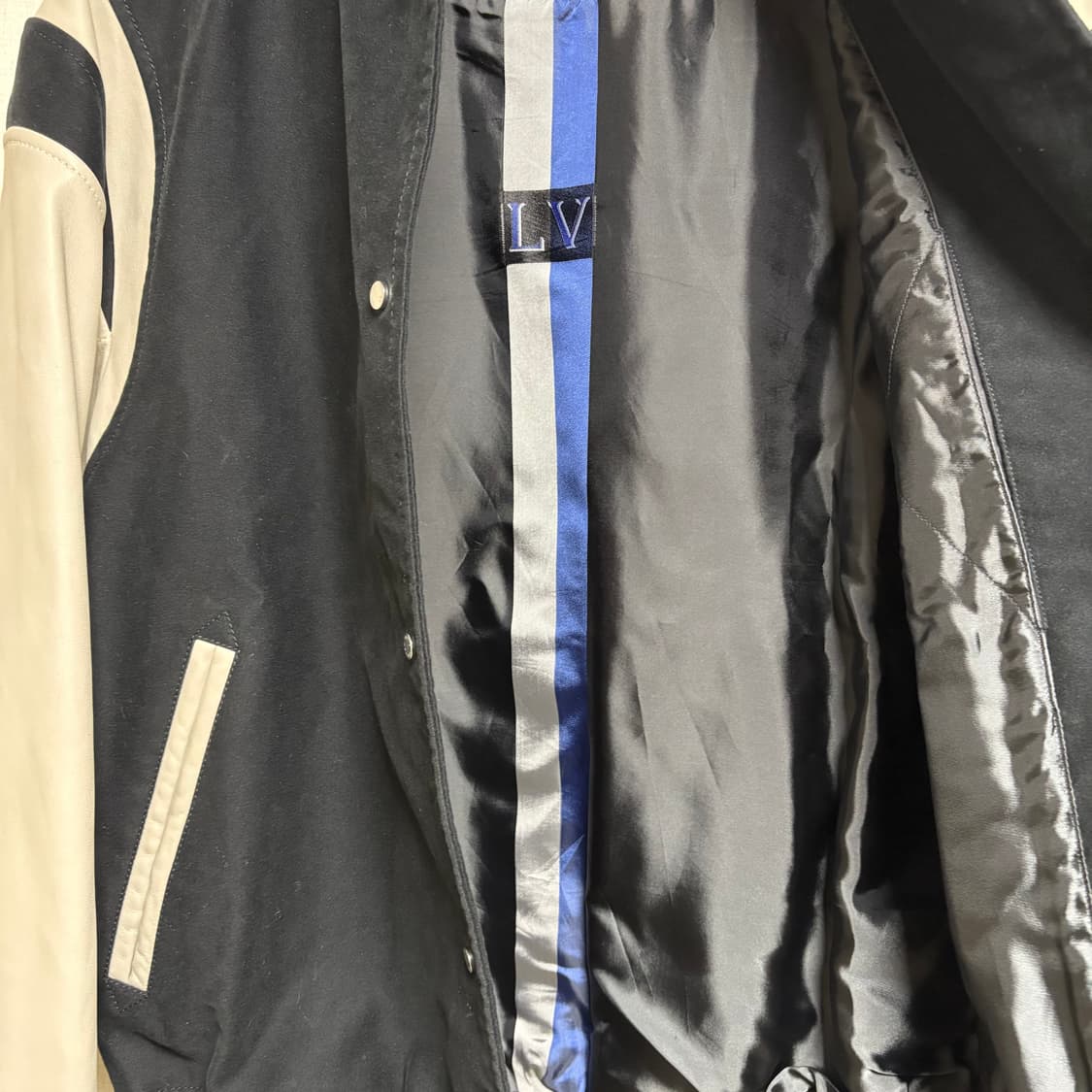 [48] 루이비통 램스킨 포에버 로고 바시티 자켓 상품이미지3