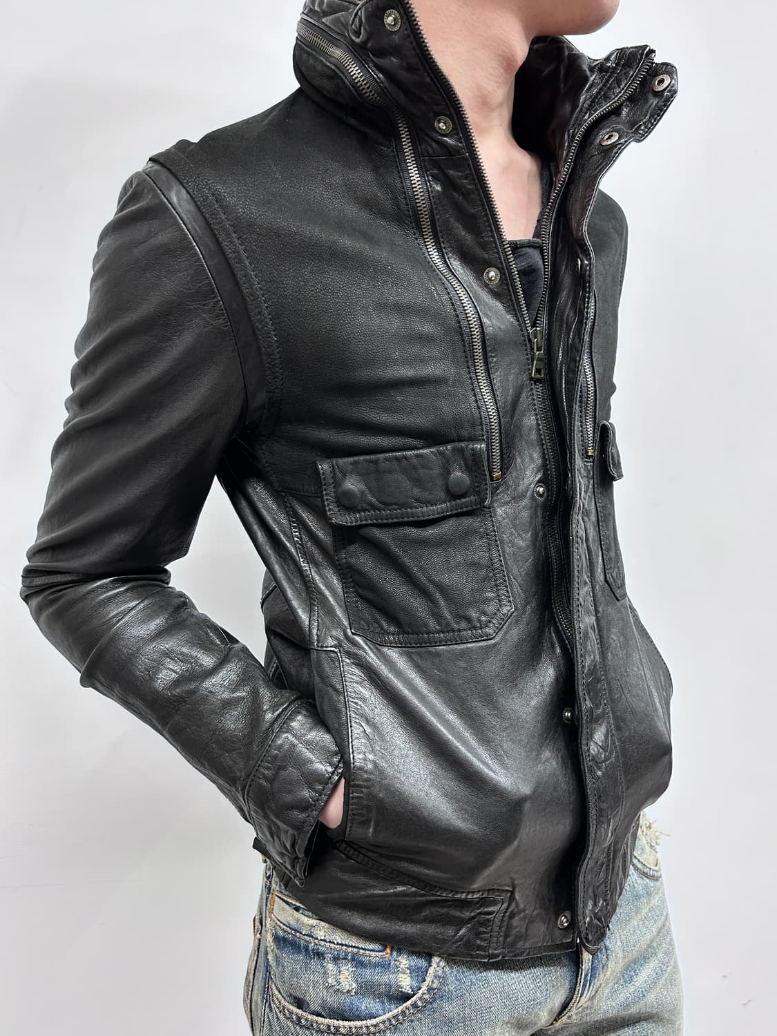 솔리드 옴므 하이브리드 지퍼 넥 레더 자켓 상품이미지2