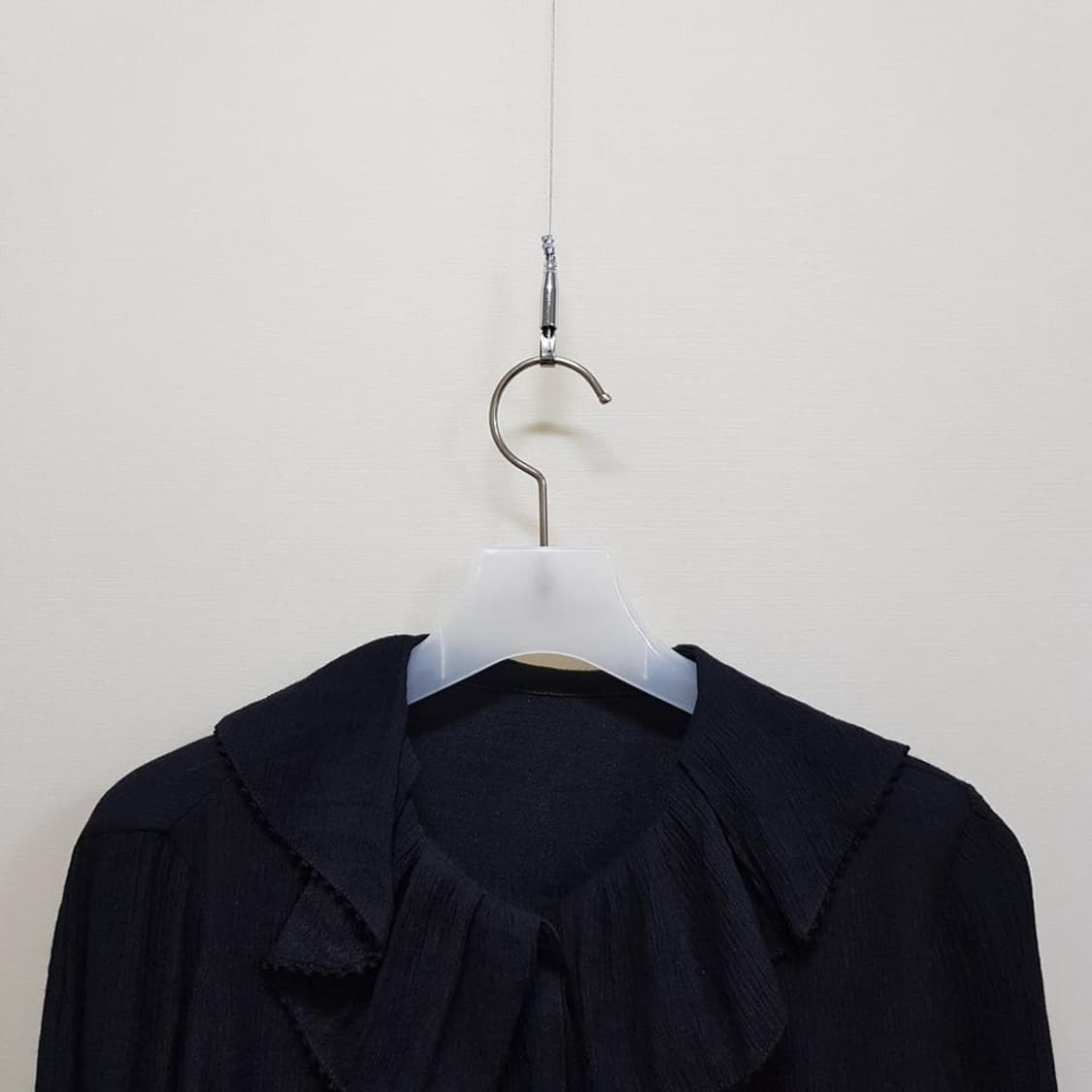 한섬 마인 23SS  러플 블랙 블라우스 76-90-155사이즈 상품이미지2