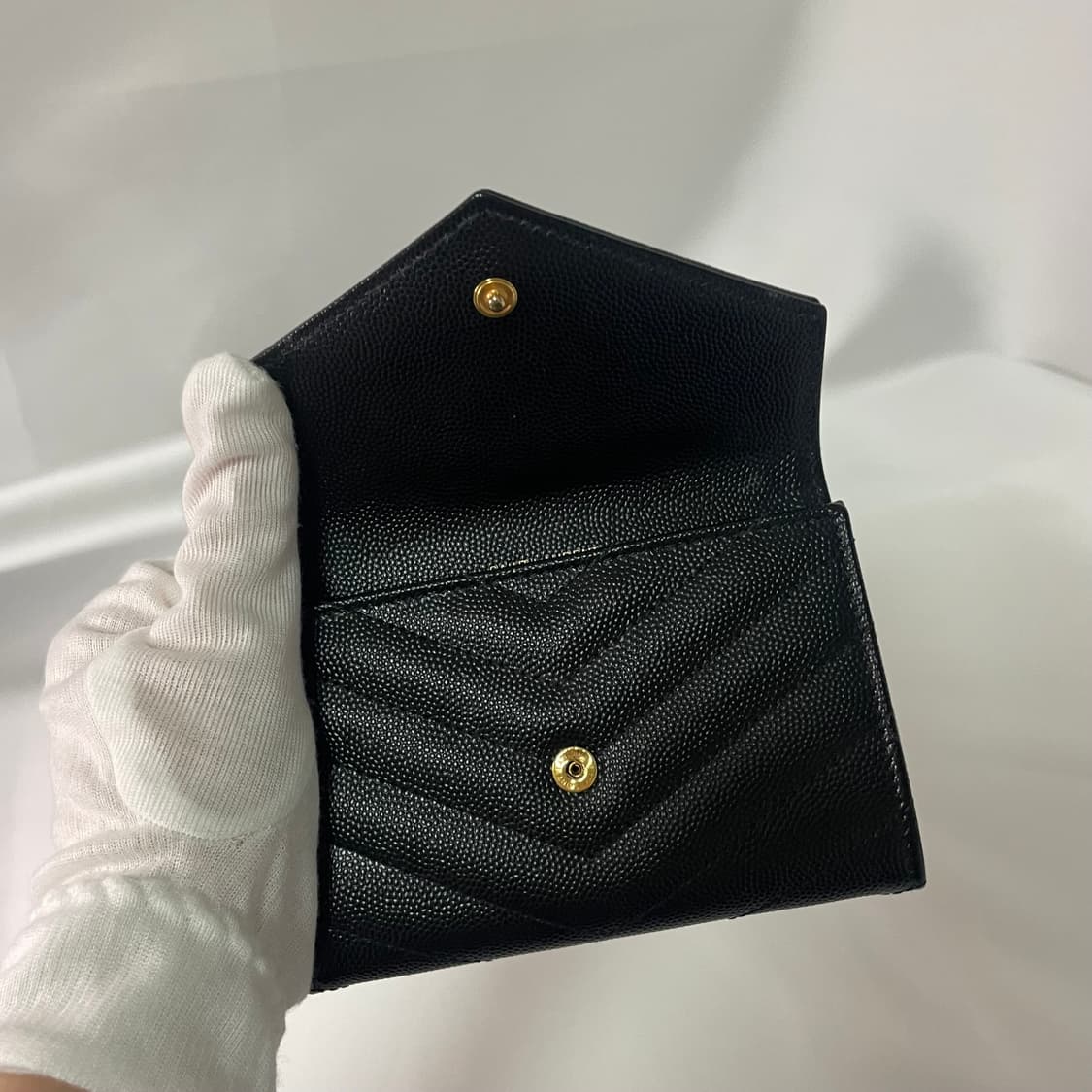 생로랑 마틀라세 플랩 카드지갑 블랙/금장 상품이미지9