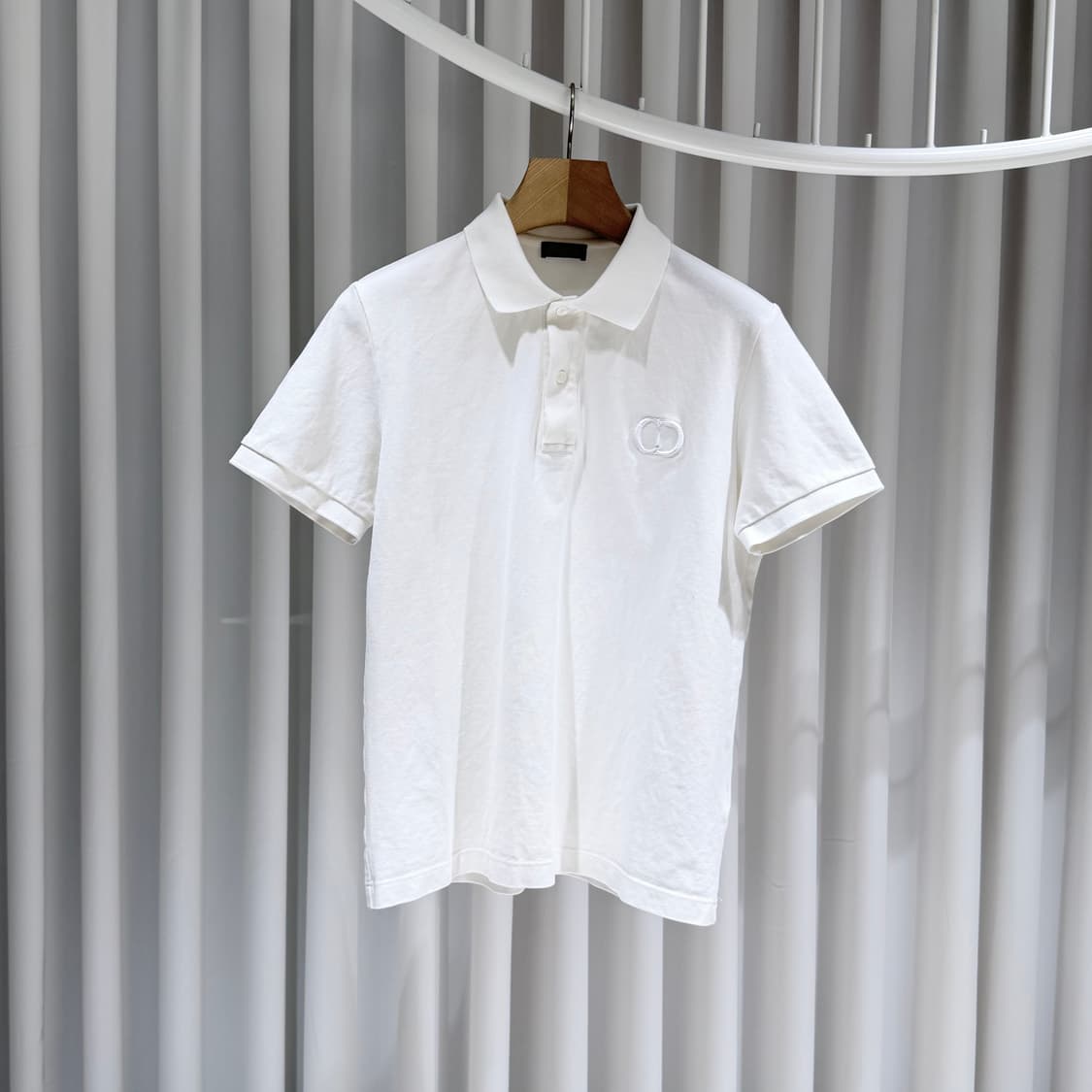 (A+/L) / 디올 아이콘 로고 폴로 반팔 셔츠 화이트 상품이미지1