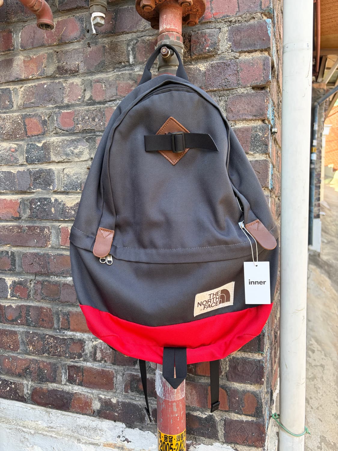 The North face 그레이 레드 데이팩 상품이미지1