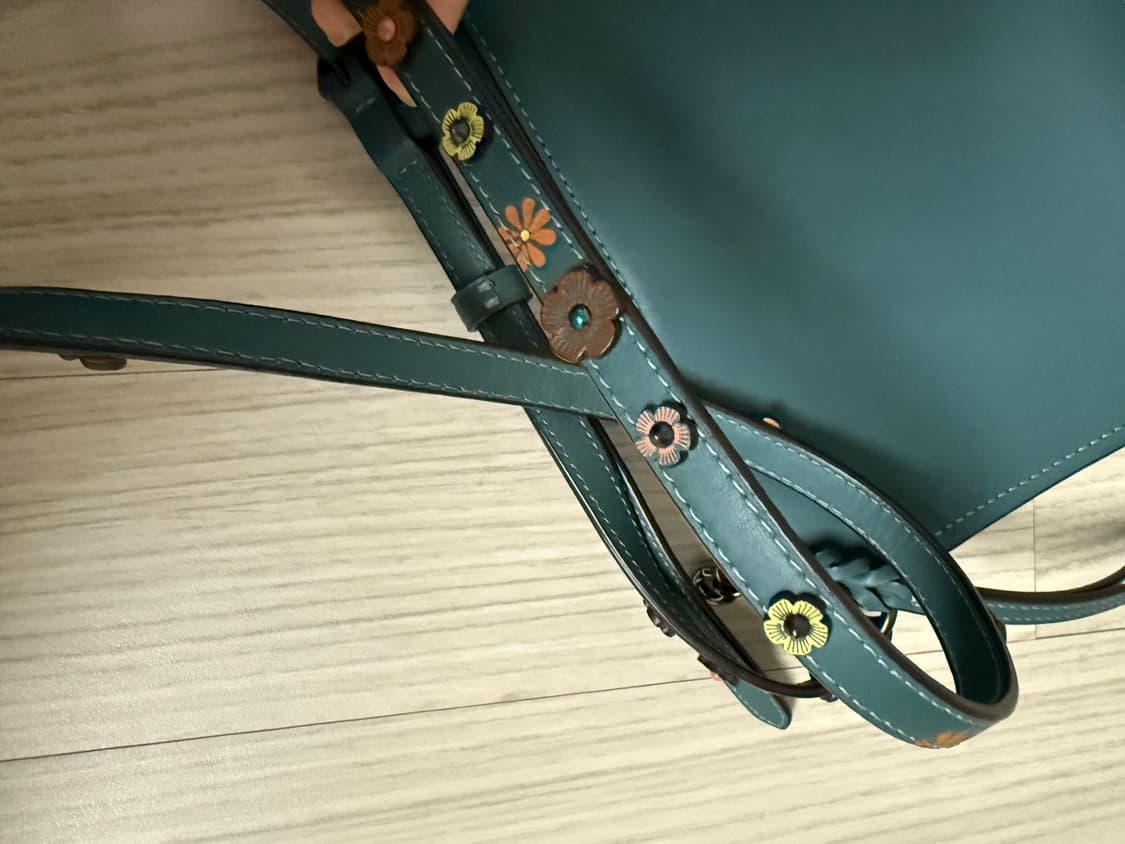 코치 소호 크로스바디 티로즈 상품이미지3