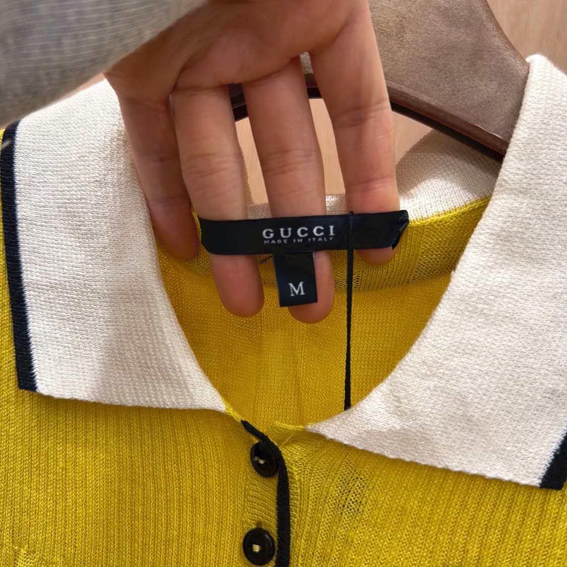 구찌 슬리브리스 골지 니트 카라넥 로고 자수 디테일 슬림핏 옐로우 상품이미지7