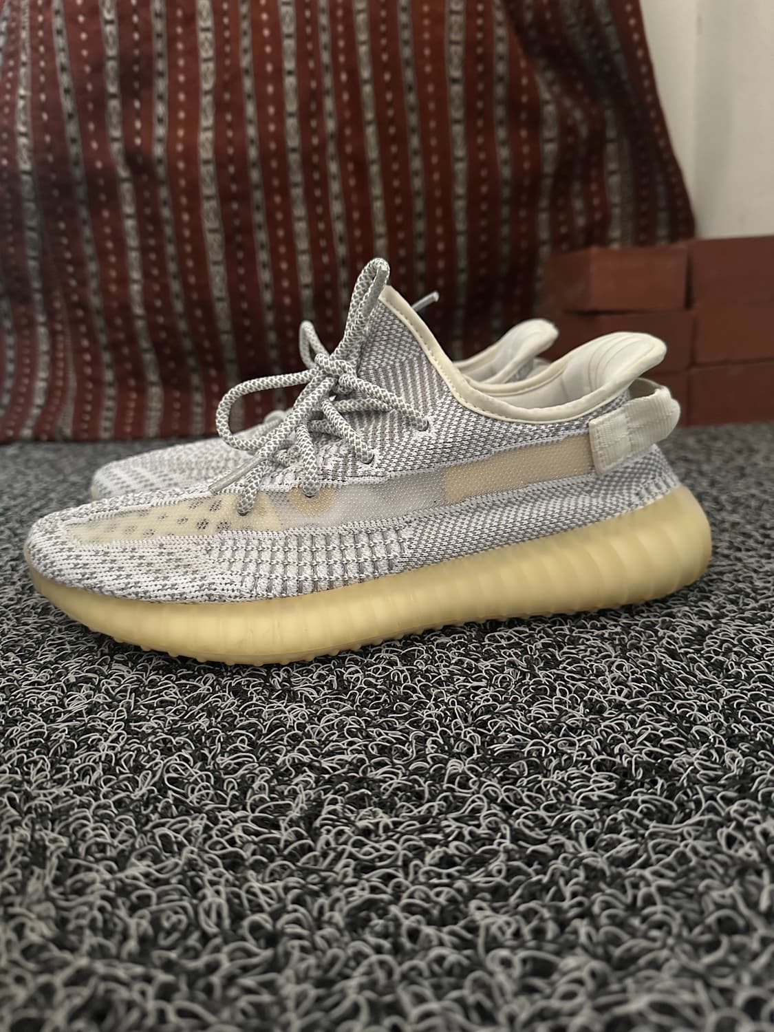 아디다스 이지 부스트 350 V2  상품이미지1