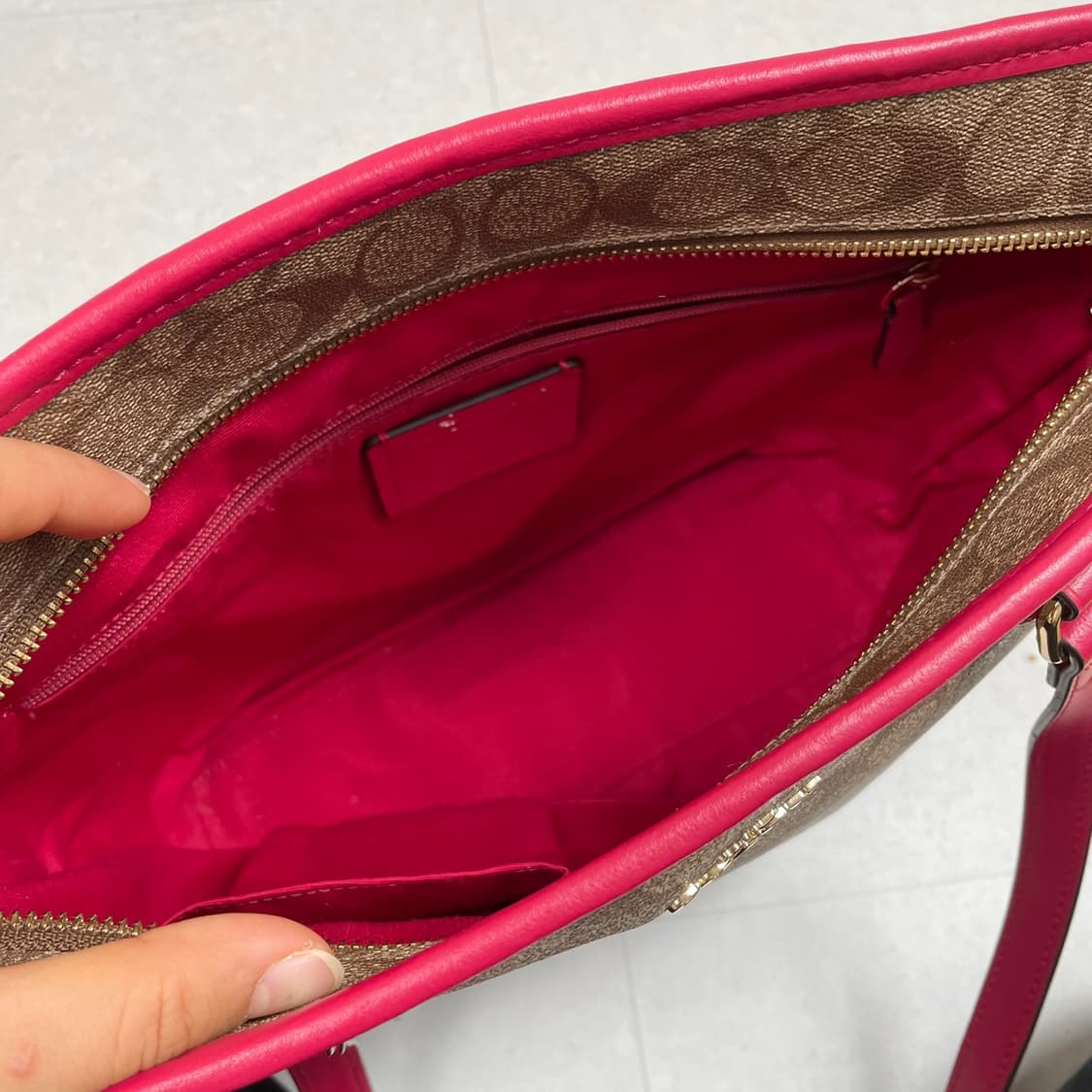 코치 Coach 시그니처 레더 트리밍 집 탑 숄더백 상품이미지7