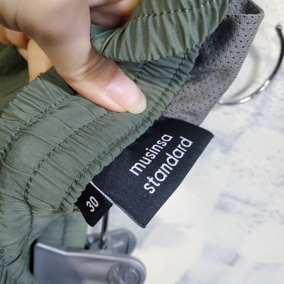 무신사스탠다드 카키 밴딩 트레이닝 우븐 팬츠  상품이미지4