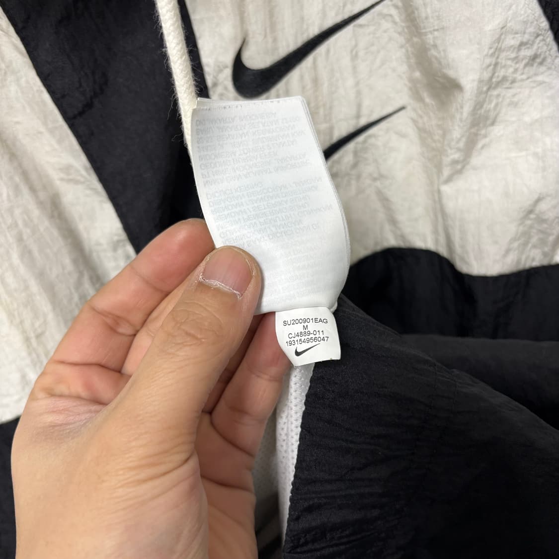 나이키 더블스우시 검흰 바람막이 상품이미지7