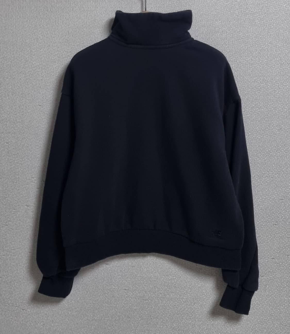 오버핏 S ) 뉴발란스 블랙 기모 반집업 크롭 맨투맨 상품이미지2