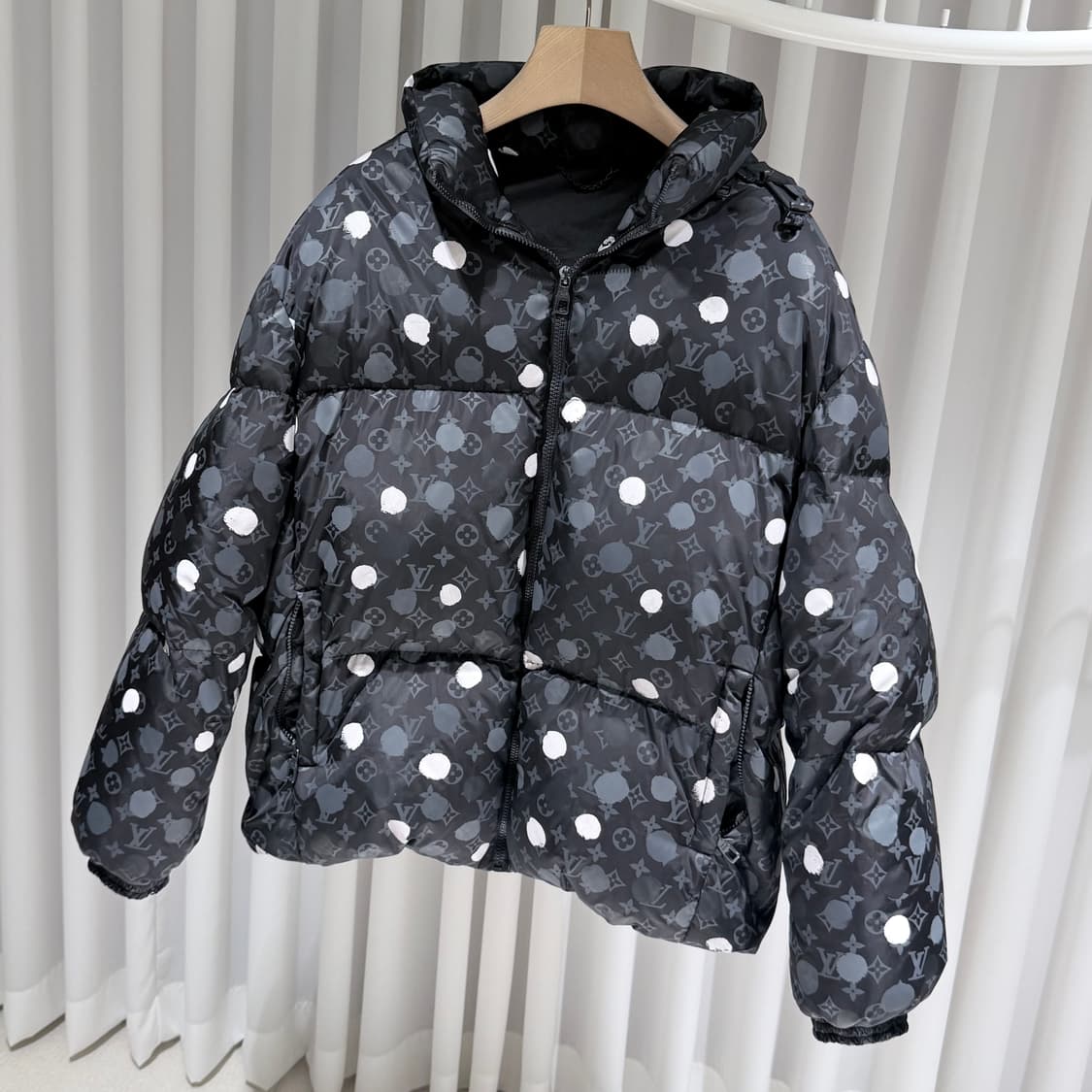 (A+/52) / 루이비통 X 쿠사마 모노그램 페인트 닷 다운 패딩 자켓 상품이미지2