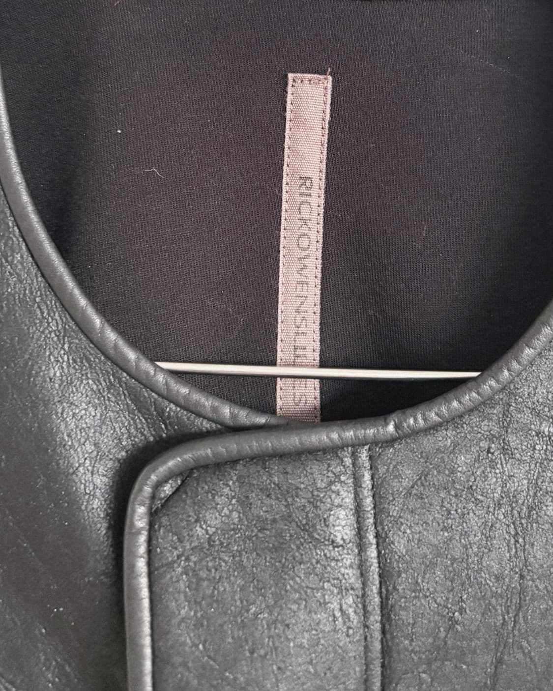 릭오웬스 릴리즈 레더 숄더 아머 드레이프 가디건 상품이미지7