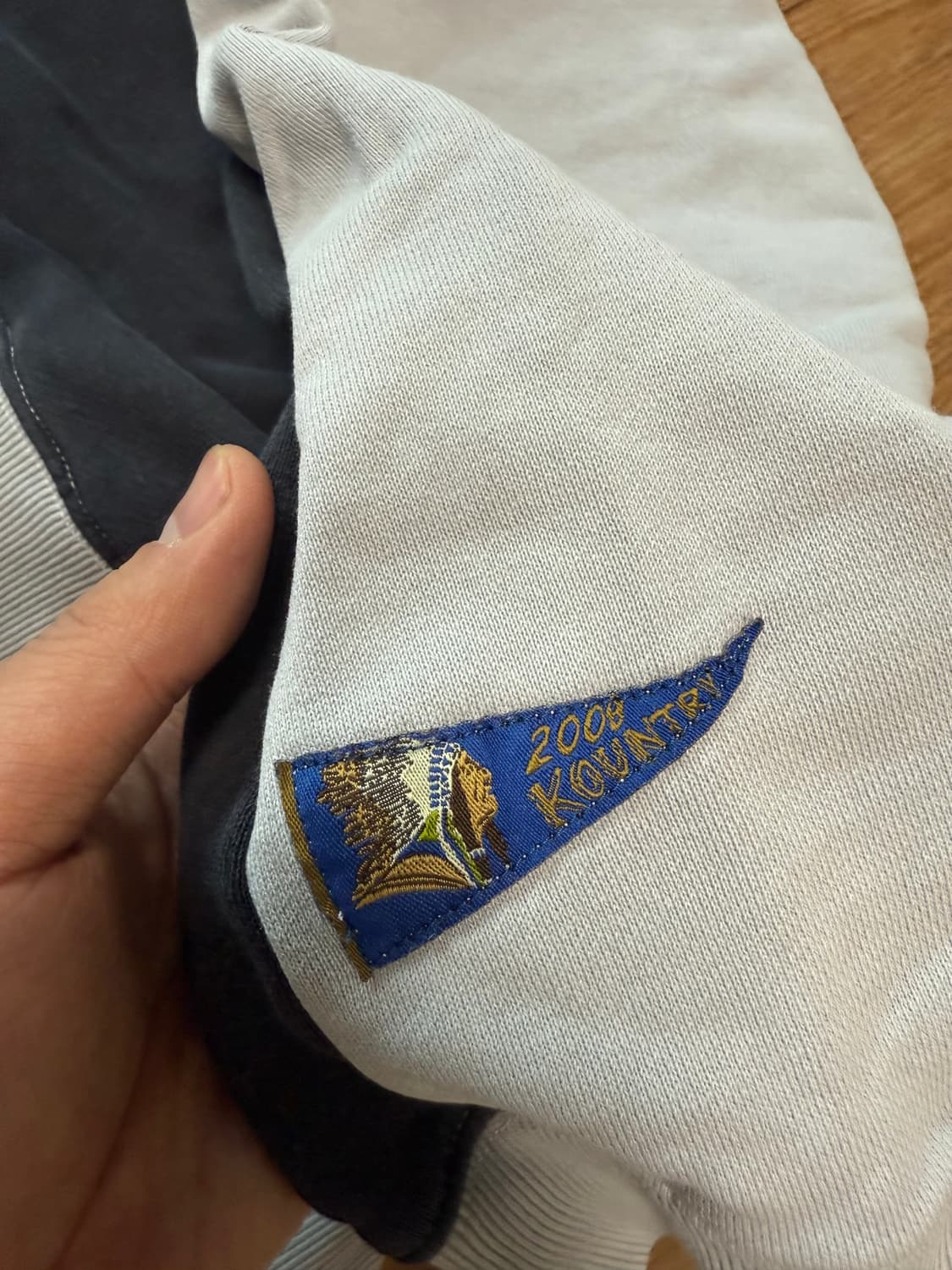 캐피탈 투톤 빅플리스 스웻셔츠 팝니다. 상품이미지6