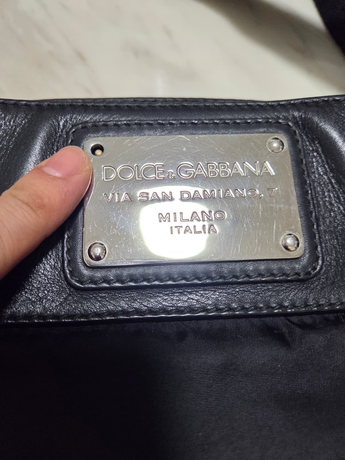 돌체앤가바나 가죽디테일 빅 플레이트 크로스백 상품이미지5