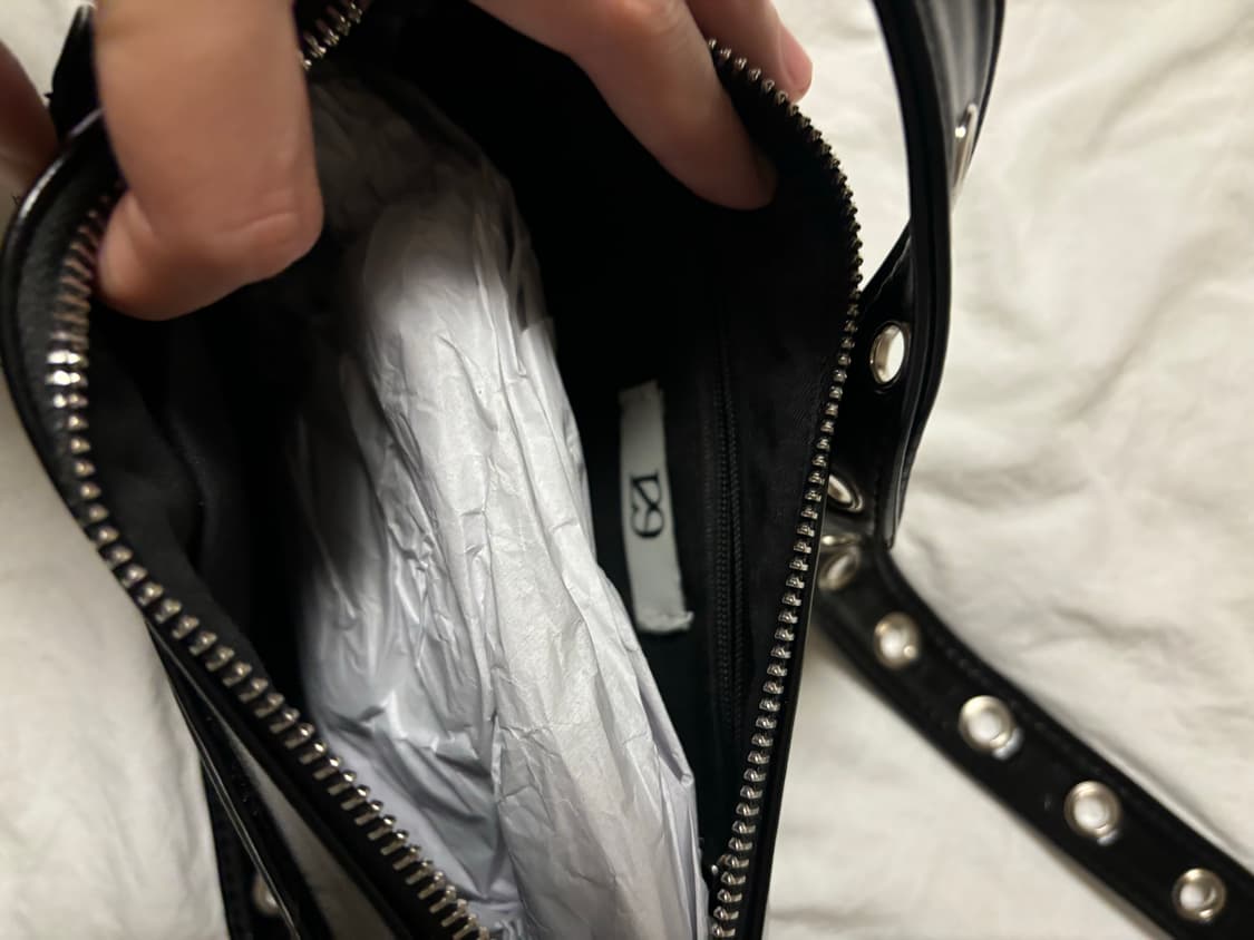 일리고 에이티피컬 포켓 백 블랙 상품이미지3