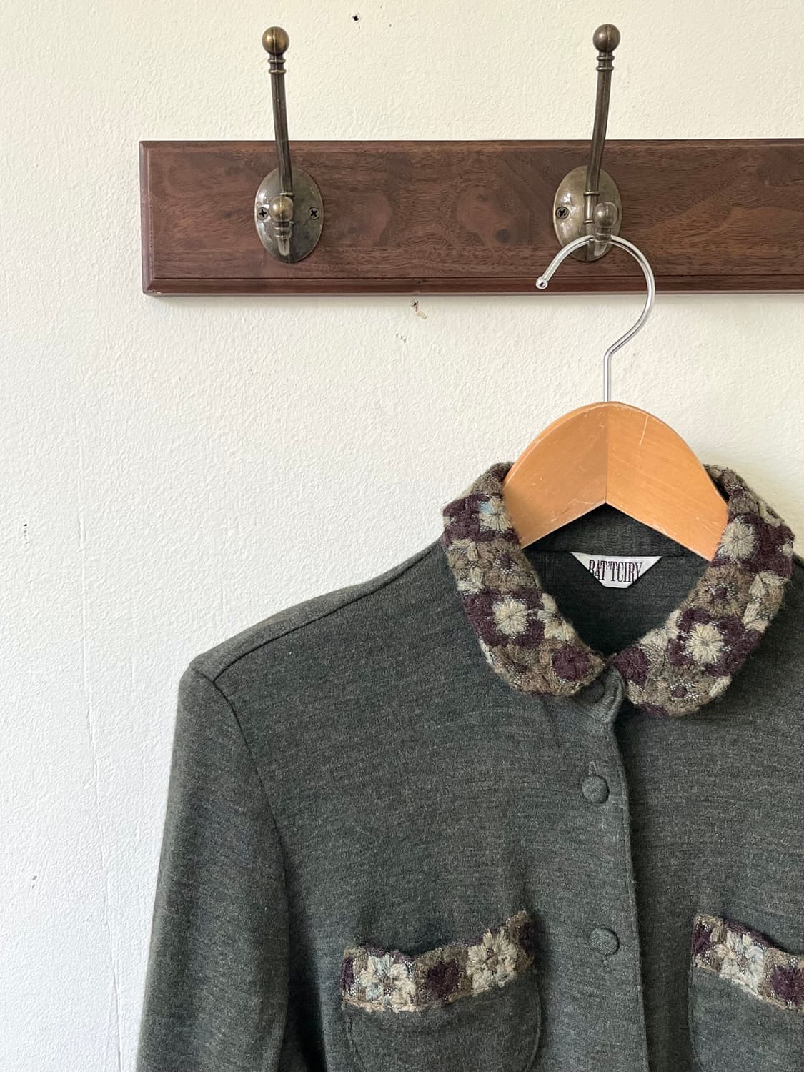 BAT‘TCIRY 플라워 카라 숏 가디건 상품이미지2