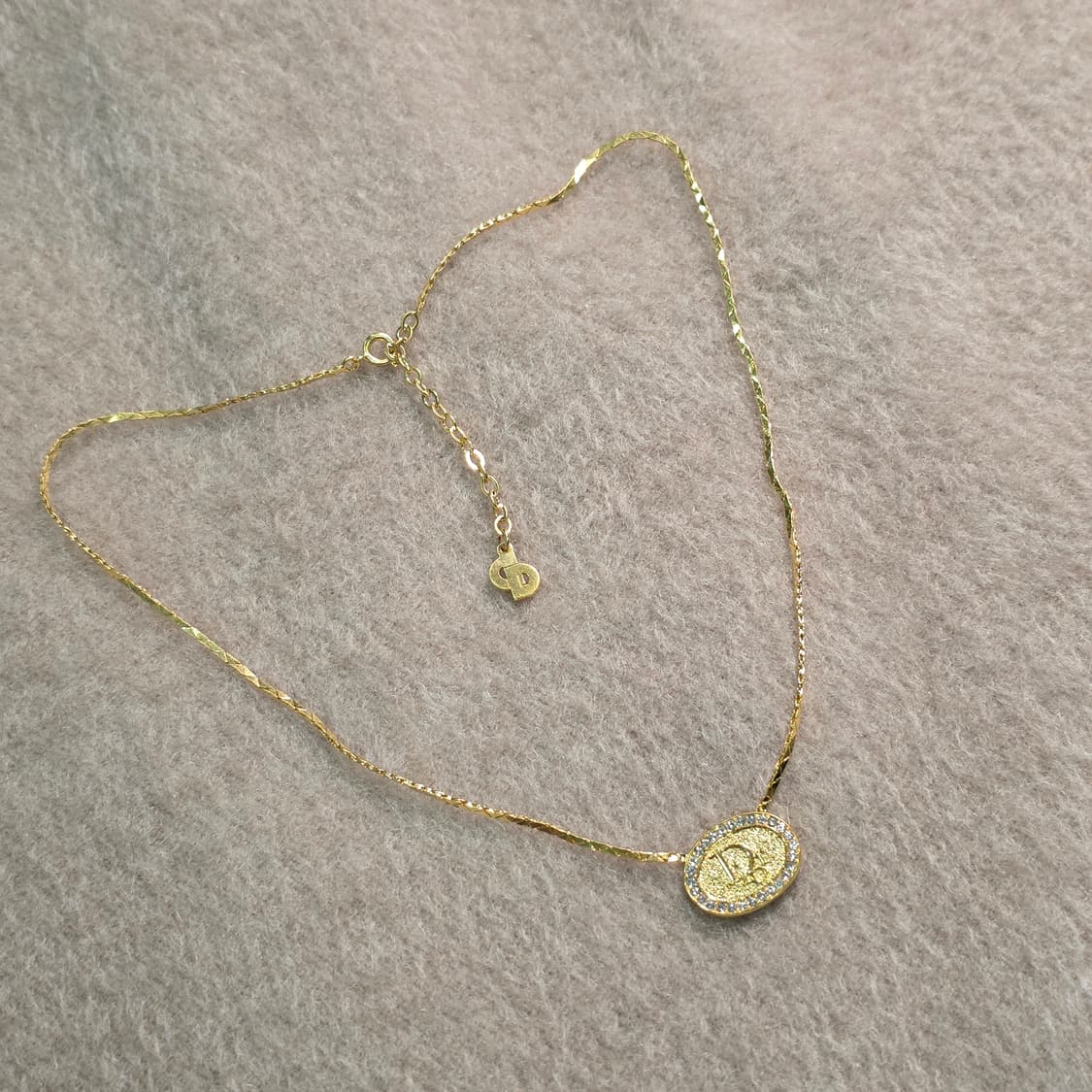 디올 금장 타원형 Dior 플레이트 로고 목걸이 상품이미지6