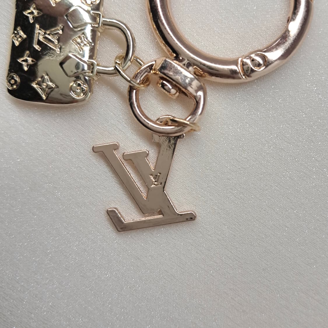 2+1행사) 루이비통 키링 빈티지 펜던트 로고 토트백 상품이미지5