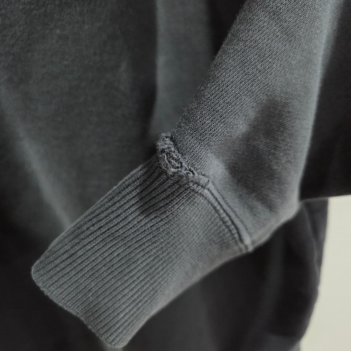 챔피온 우먼 스몰로고 맨투맨 블랙 L  상품이미지6