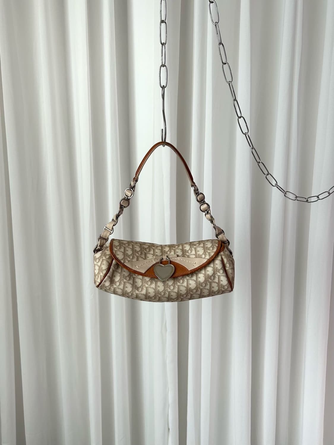 디올 로맨티크 트로터 하트 참 숄더백 상품이미지1