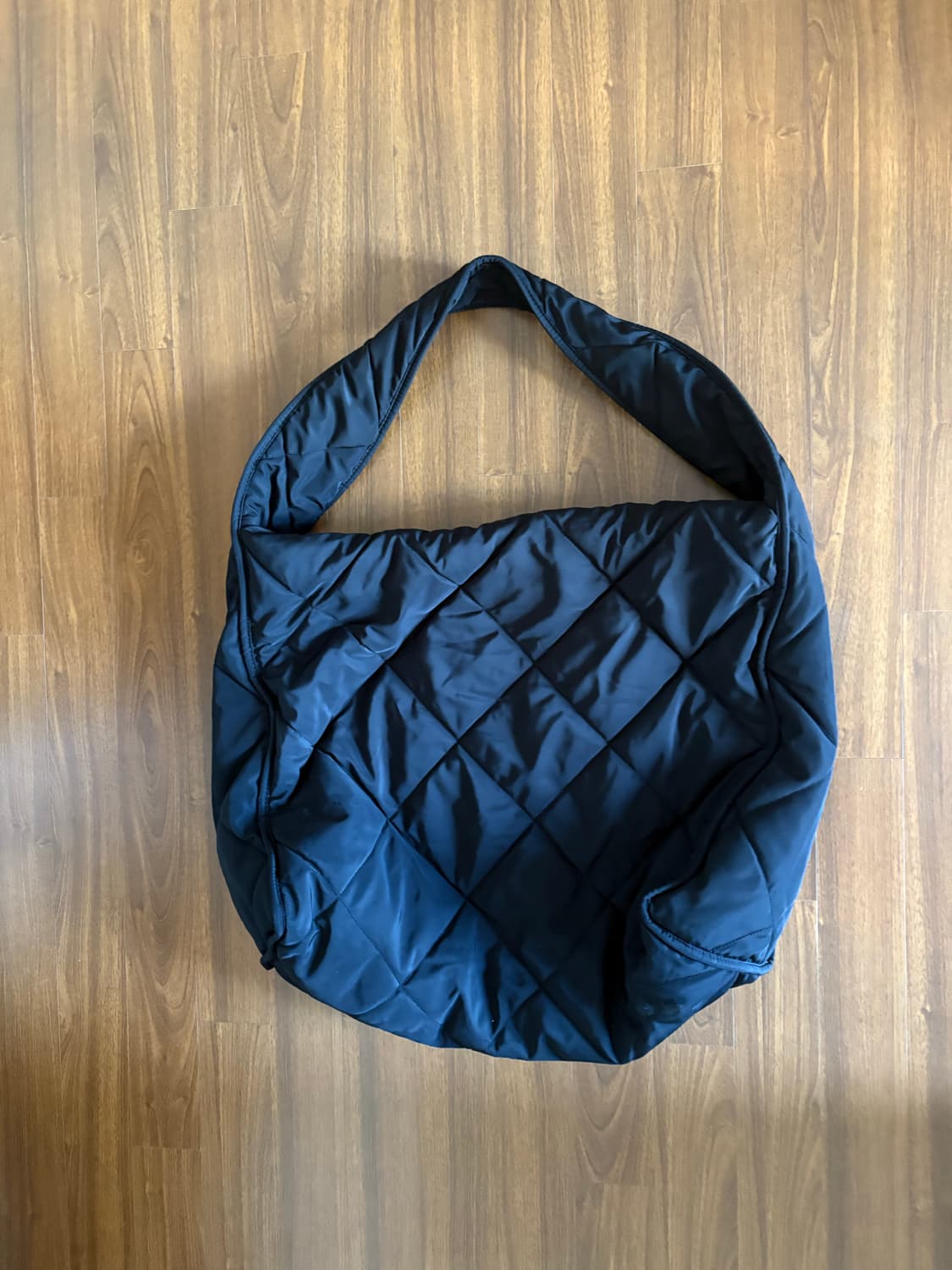 코스 다이아몬드 퀼티드 오버사이즈 숄더백 블랙 상품이미지2