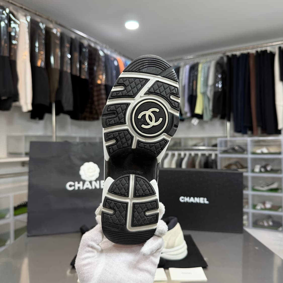 [리오브] 샤넬 CC 로고 테니스 카프스킨 스웨이드 스니커즈 상품이미지3