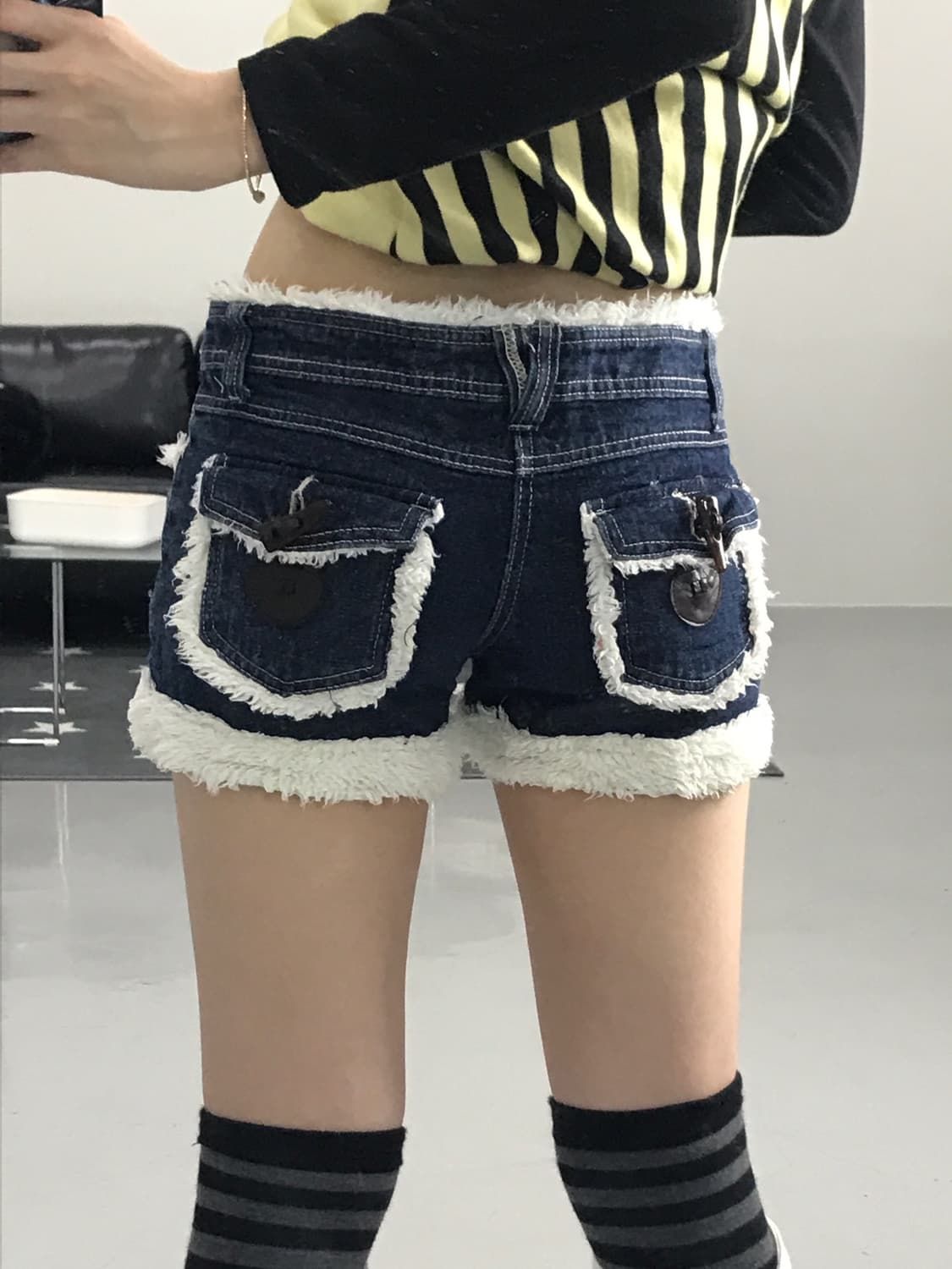 Vintage y2k denim fur shorts 상품이미지4