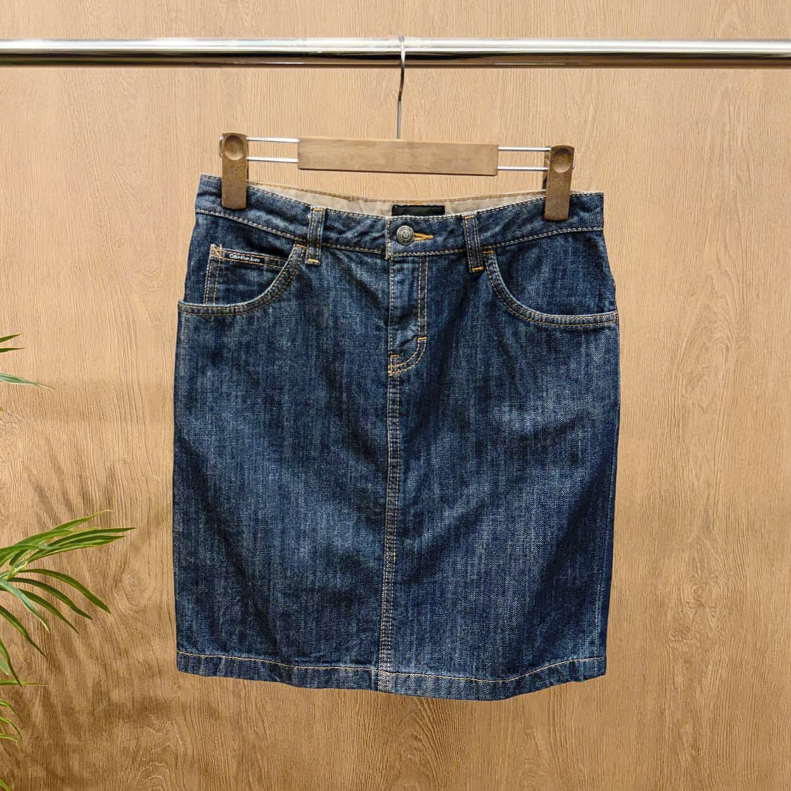 캘빈클라인 진스 데님 스커트 백 포켓 큐빅 장식 디테일 H라인 진청 상품이미지1