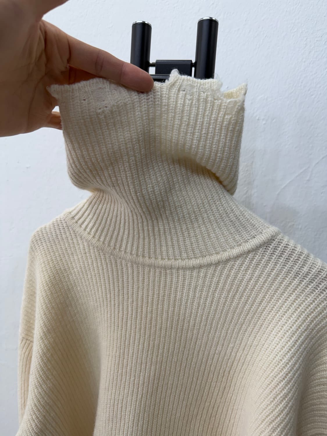 정품) 시스템 한섬 23ss 오버핏 크롭 데미지 니트 스웨터 90 상품이미지4