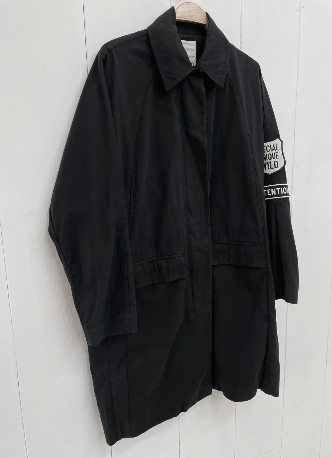 톰보이 와펜 디테일 하프 코트 블랙 상품이미지5