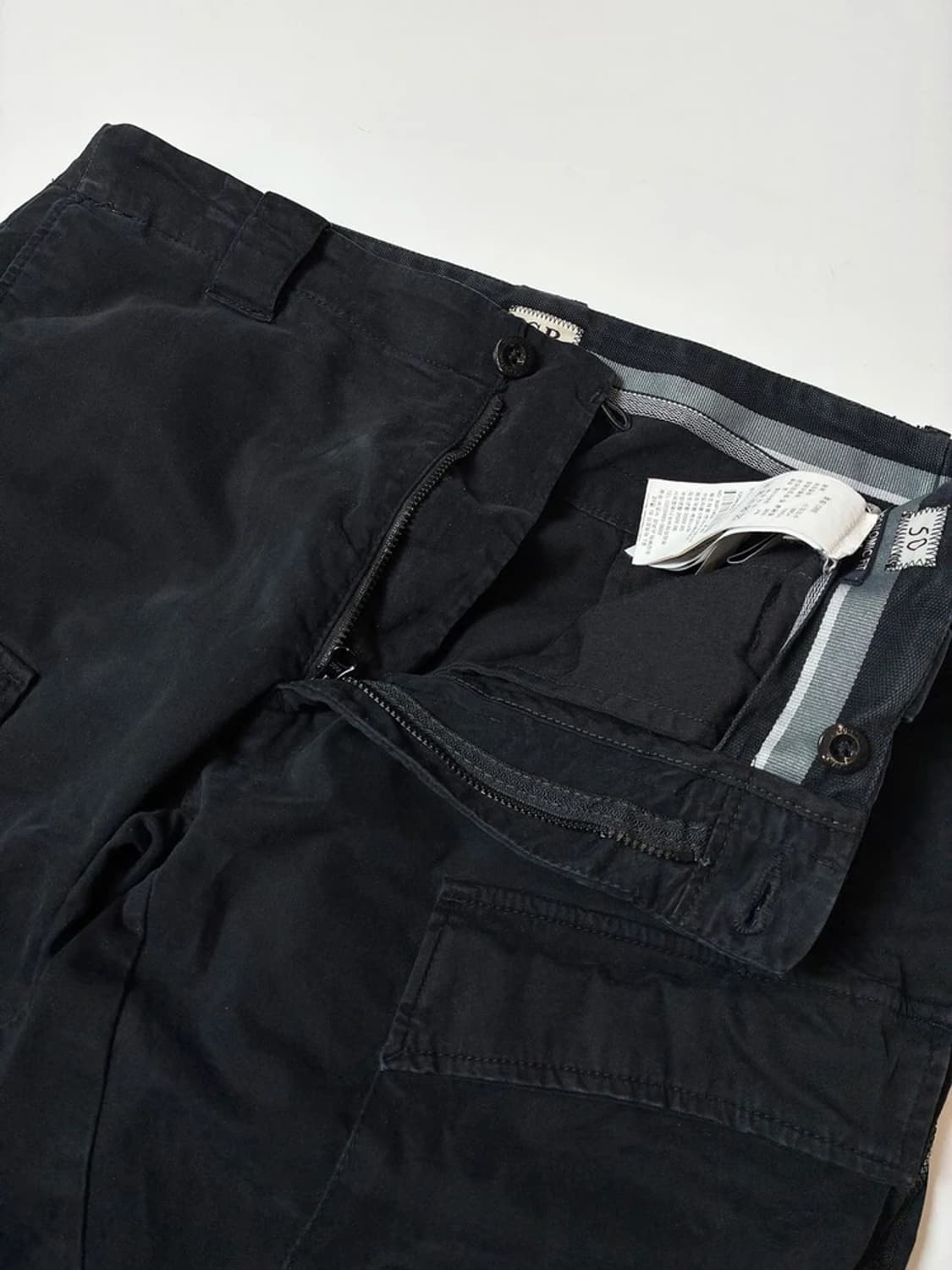 cp컴퍼니 22ss 가먼트다이 스트레치 새틴 렌즈 카고 팬츠 PN8519 상품이미지3