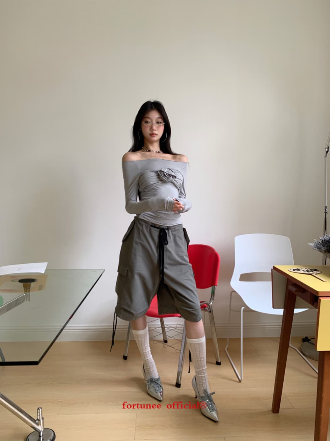 Fortunee 그레이 코사지 오프숄더티셔츠 상품이미지5