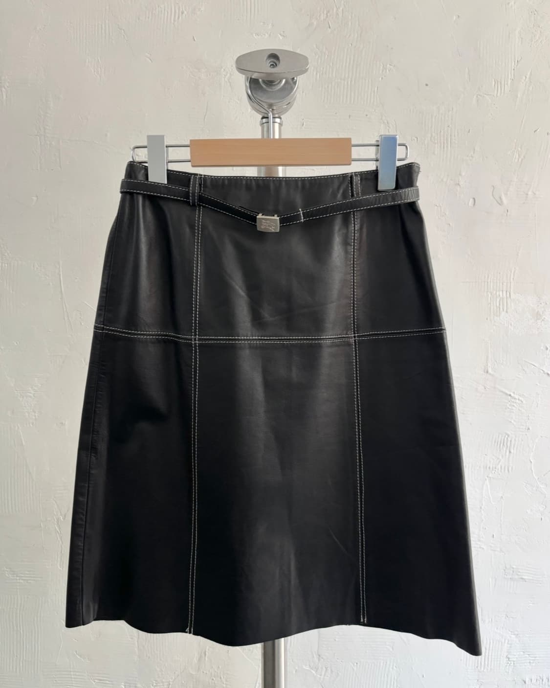 Burberry 버버리 블랙 레더 미디 스커트 상품이미지4