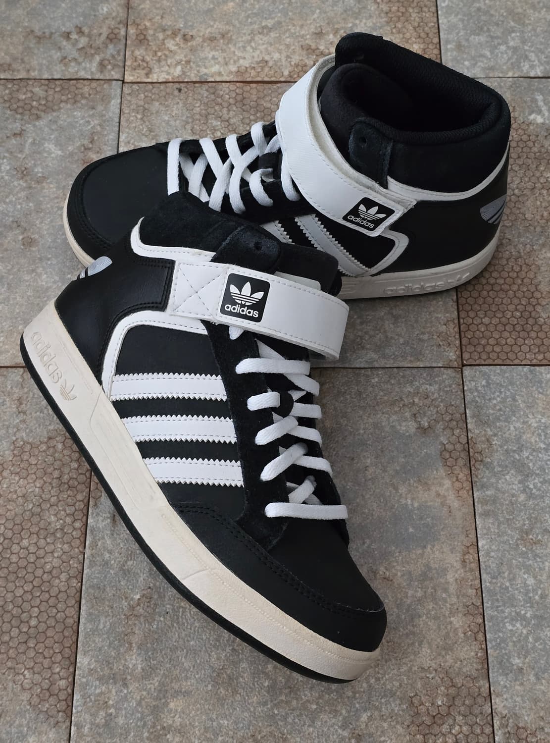 (225)아디다스 바리알 미드 검흰  상품이미지8