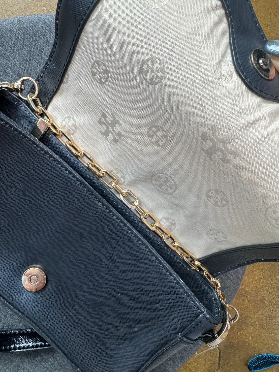 토리버치 블랙 레더 크로스백 상품이미지3