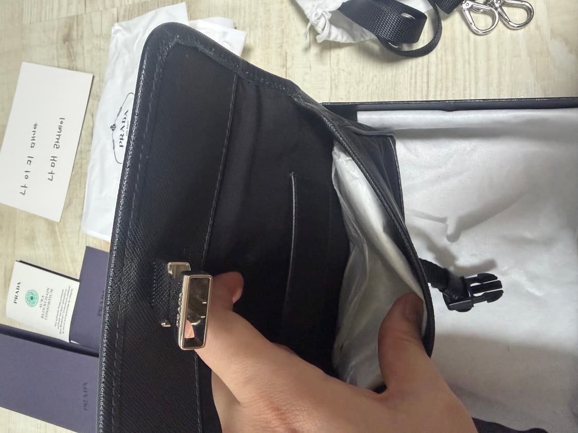 프라다 리나일론 앤 사피아노 레더 스마트폰 케이스 블랙 상품이미지5