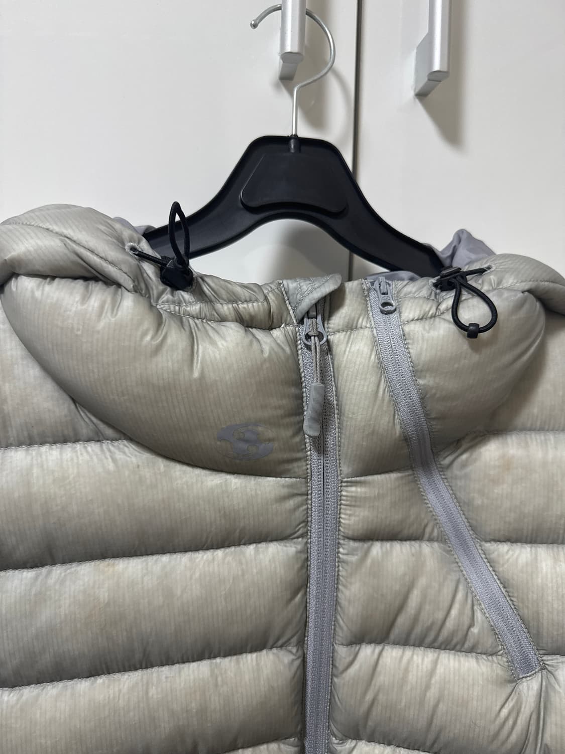 산산기어 서픽스  푸퍼 자켓 그레이 - 24FW 경량패딩 상품이미지2