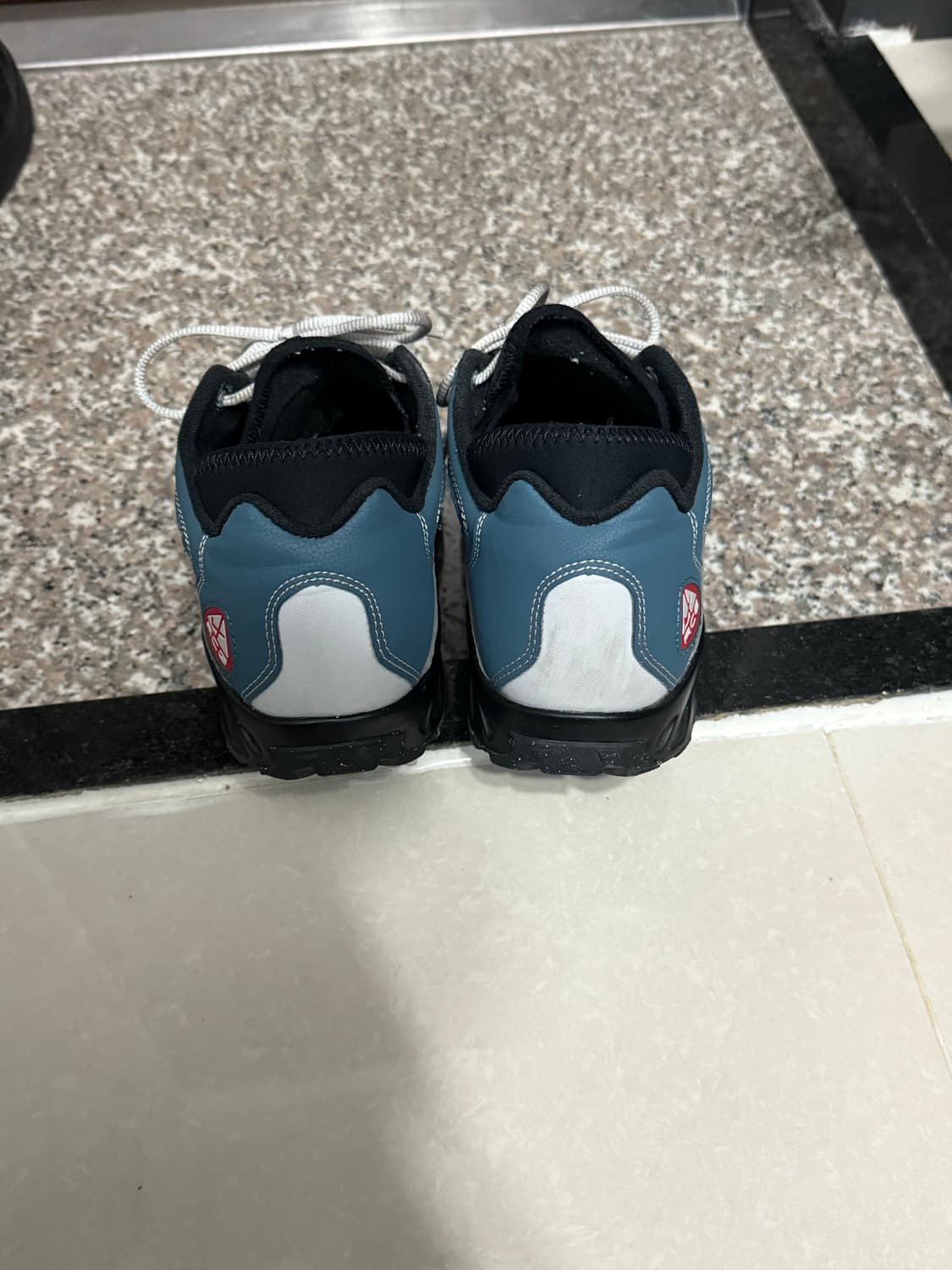 나이키 ACG 에어 익스플로레이드 뉴트럴 그레이 앤 애쉬 그린 상품이미지2