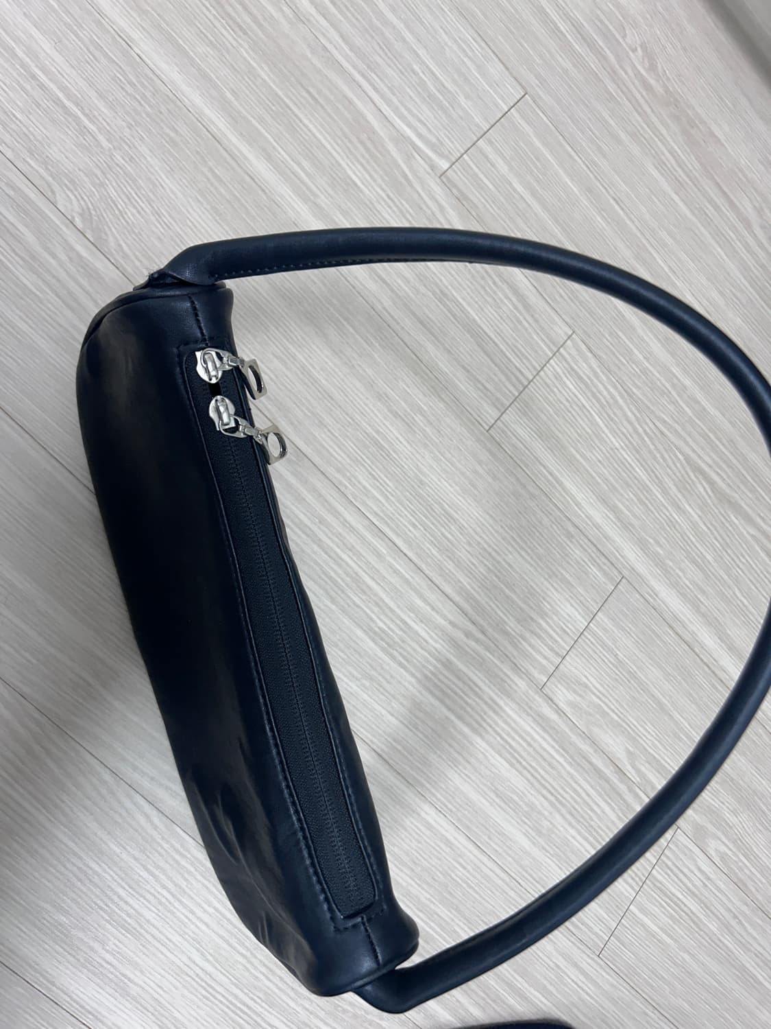 미스치프 롬버스 레더 숄더백 블랙 상품이미지4