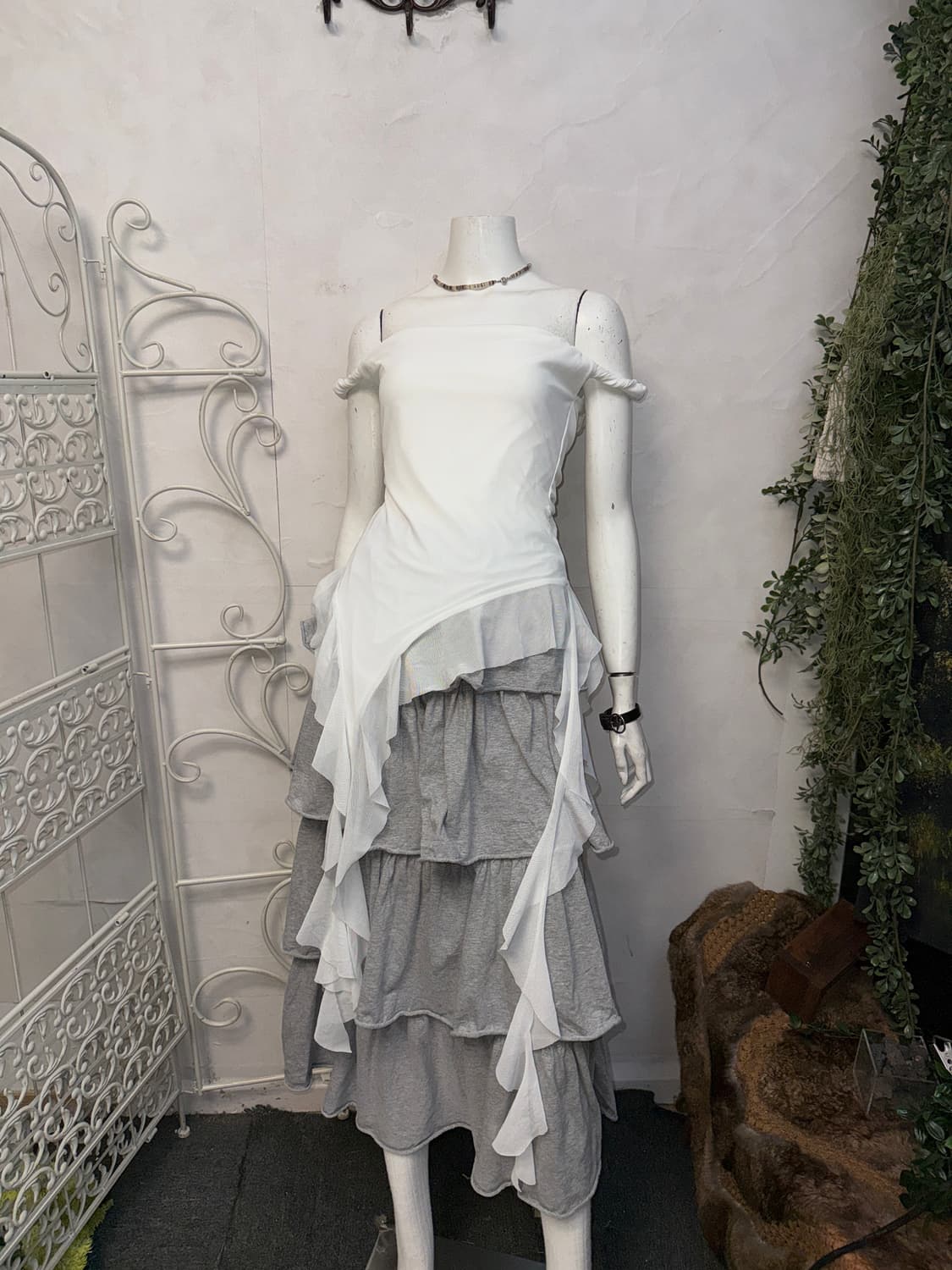 White unbalanced frill sheer 오프숄더 슬리브리스 상품이미지2