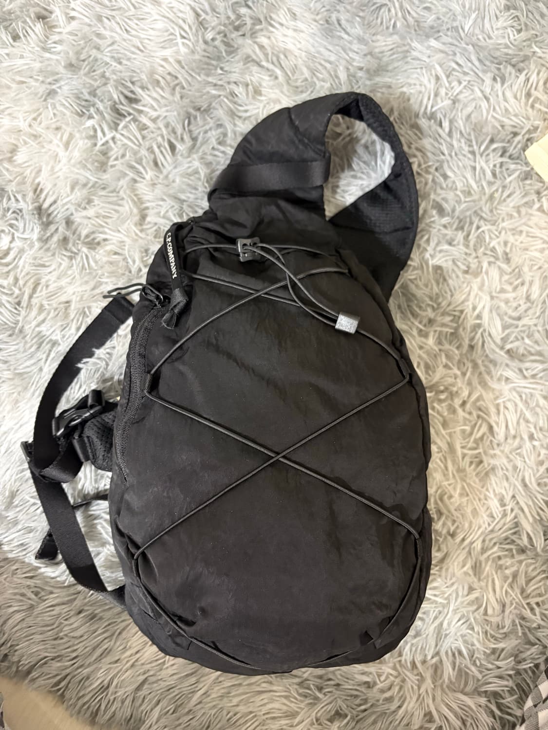 CP 컴퍼니 블랙 렌즈 크로스백  상품이미지2