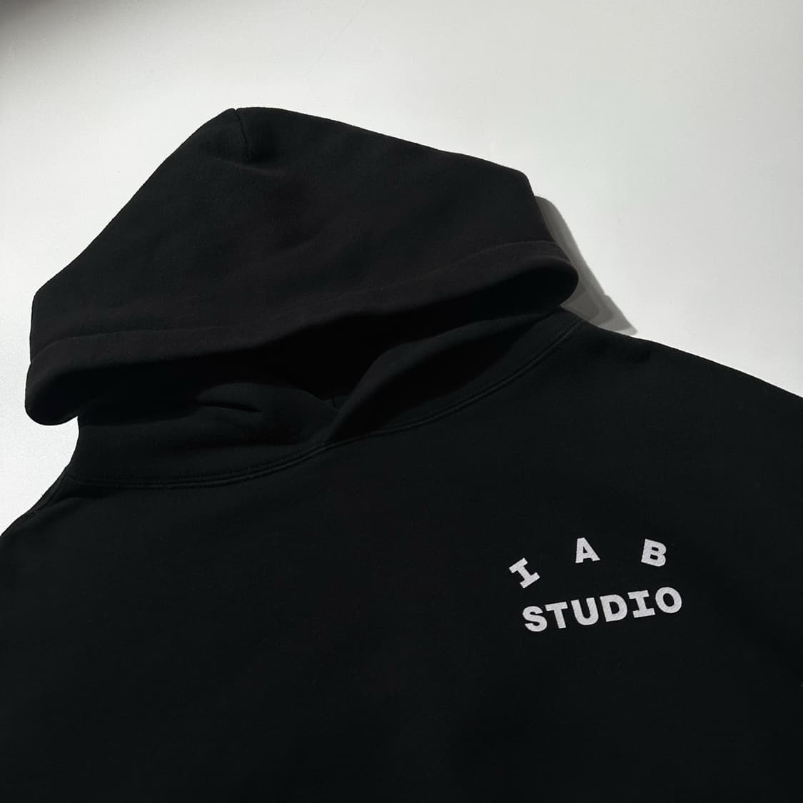 아이앱 스튜디오 백로고 후드 블랙 상품이미지4