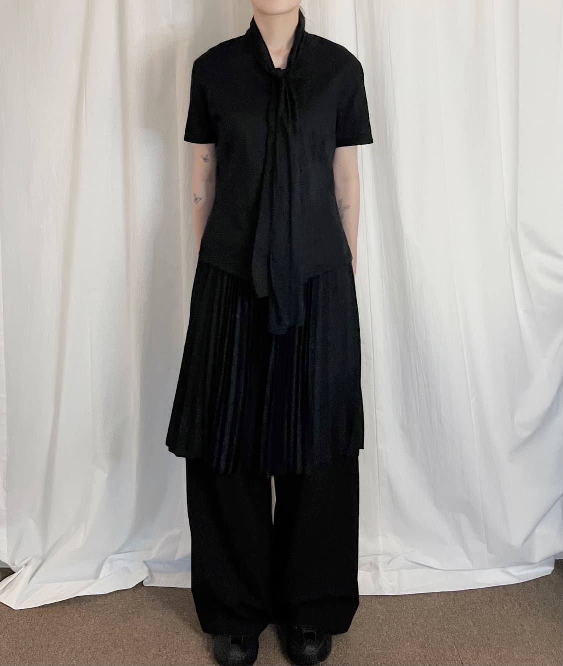 Scarf Tie Fitted Blouse - Black 상품이미지4
