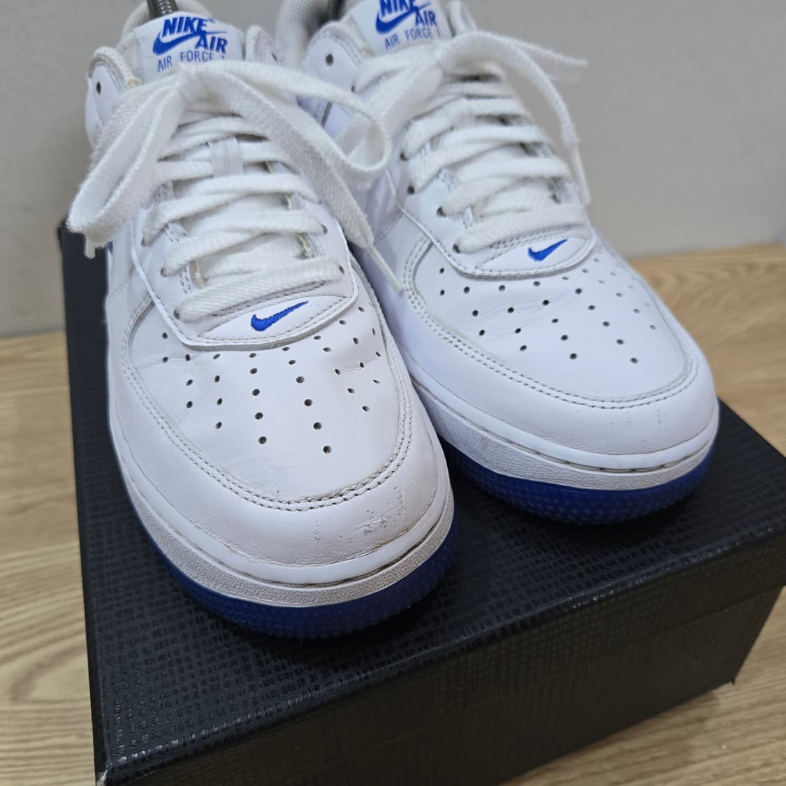 255 나이키 에어포스1 주얼 화이트 블루 상품이미지5