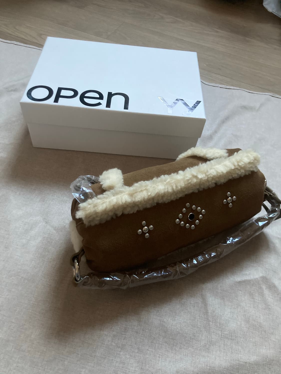 오픈와이와이 시어링스터드 필로우 핸들 백 상품이미지7