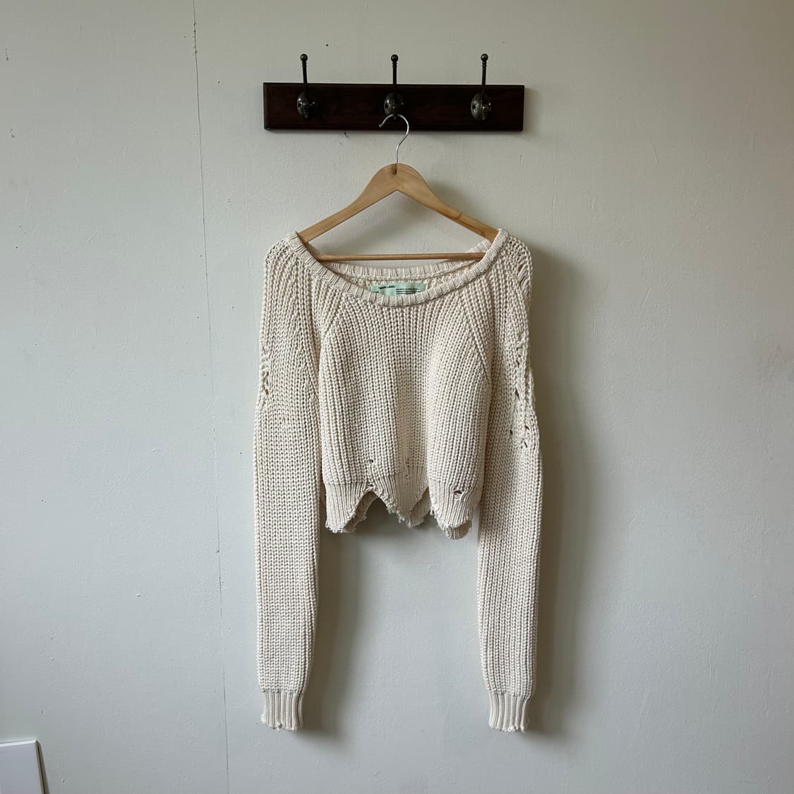 오프화이트 크롭 스웨터 상품이미지3