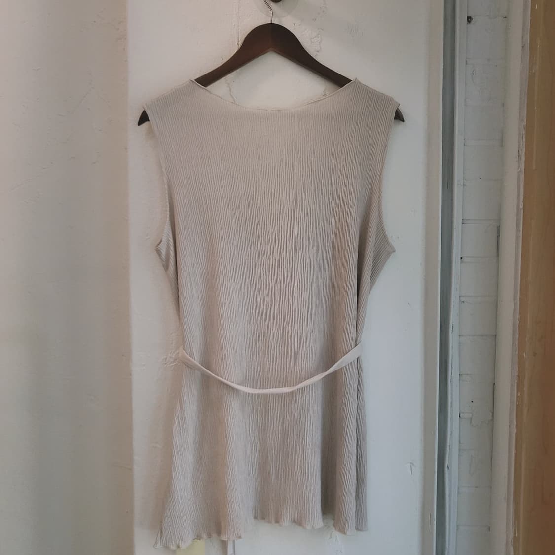 Lutique 벨티드 플리츠 슬리브리스 상품이미지7